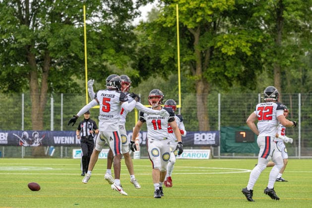 13 06 2026 American Football German Football League 2026 Kiel Baltic Hurricanes Düsseldorf Panther Kiel in green, Düsseldorf in white V l n r Dy™vonne Inyang, Alonso Munoz Yus, FloÂrian TenÂelÂsen, VinÂcent WoyÂwod Kiel Kilia Stadion, Hasseldieksdammer Schleswig Holstein Germany