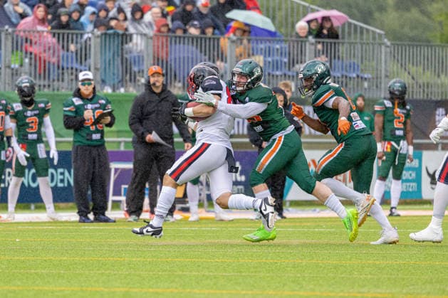 13 06 2026 American Football German Football League 2026 Kiel Baltic Hurricanes Düsseldorf Panther Kiel in green, Düsseldorf in white center Mahsun Cakar li , Bodo Bilitewski Kiel Kilia Stadion, Hasseldieksdammer Schleswig Holstein Germany
