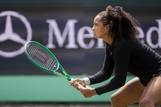 Libema Open Robin Montgomery of the United States waits for the serve from Ajla Tomljanovic of Australia during their WTA, Tennis Damen Singles Semifinal match at the Libema Open at Autotron s-Hertogenbosch in s-Hertogenbosch, Netherlands, on June 13, 2026. S-Hertogenbosch Netherlands  Copyright: xAndyxAstfalckx originalFilename:astfalck-libemaop260613_nplDG.jpg