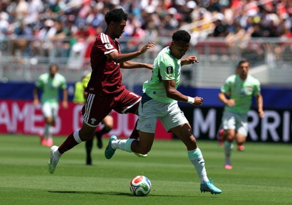 FIFA World Cup, WM, Weltmeisterschaft, Fussball 2026 - Group B - Qatar vs Switzerland Homam Ahmed of Qatar (L) and Dan Ndoye of Switzerland in action during the FIFA World Cup 2026 group stage match Qatar against Switzerland, in San Francisco, USA, 13 June 2026. SAN FRANCISCO United States  Copyright: xBENJAMINxFANJOYx