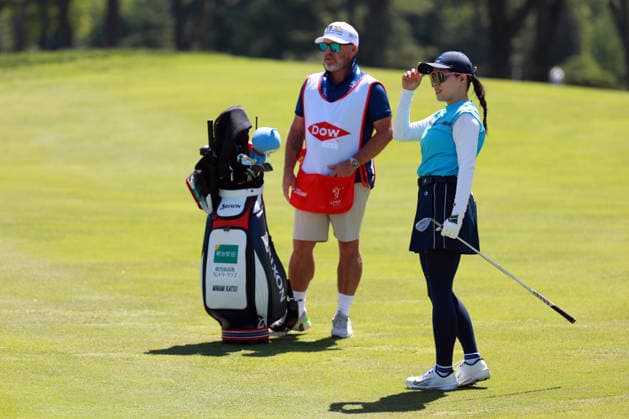 Dow Championship Midland, MI - JUNE 13: Minami Katsu of Japan acknowledges the fans after chipping to the 3rd green next to her caddie during the third round of the Dow Championship at Midland Country Club on June 13, 2026 in Midland, Michigan. Midland Michigan United States  Copyright: xAmyxLemusx originalFilename:lemus-dowchamp260613_npIJY.jpg