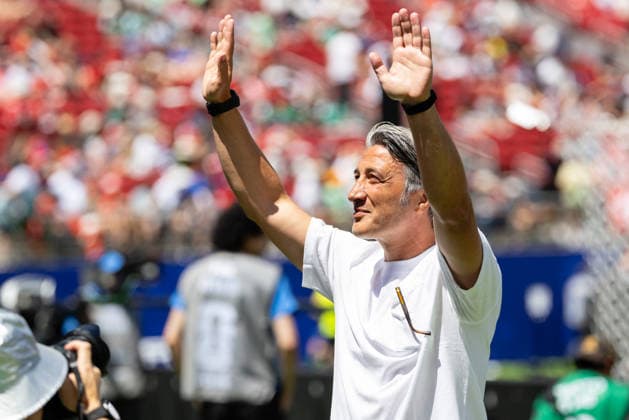 SANTA CLARA, CA - JUNE 13: Switzerland head coach Murat Yakin waves to fans before the FIFA World Cup, WM, Weltmeisterschaft, Fussball 2026 Group B match between Qatar and Switzerland on June 13, 2026 at San Francisco Bay Area Stadium in Santa Clara, CA. (Photo by Matthew Huang Icon Sportswire) SOCCER: JUN 13 FIFA World Cup 26 Group B - Qatar vs Switzerland EDITORIAL USE ONLY Icon260613008