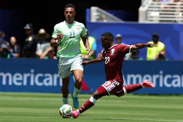 FIFA World Cup, WM, Weltmeisterschaft, Fussball 2026 - Group B - Qatar vs Switzerland Assim Madibo of Qatar in action as Dan Ndoye of Switzerland looks on during the FIFA World Cup 2026 group stage match Qatar against Switzerland, in San Francisco, USA, 13 June 2026. SAN FRANCISCO United States  Copyright: xBENJAMINxFANJOYx