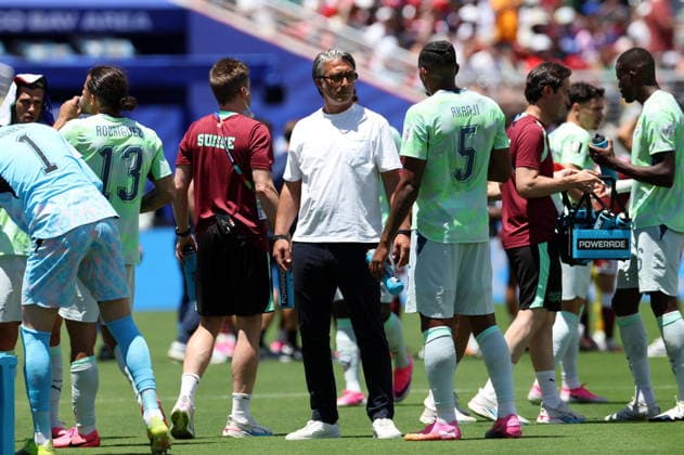 FIFA World Cup, WM, Weltmeisterschaft, Fussball 2026 - Group B - Qatar vs Switzerland Switzerland s head coach Murat Yakin and his team during a drinking break during the FIFA World Cup 2026 group stage match Qatar against Switzerland, in San Francisco, USA, 13 June 2026. SAN FRANCISCO United States  Copyright: xBENJAMINxFANJOYx
