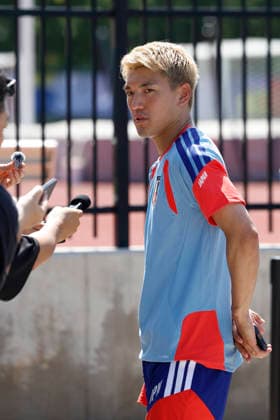 Ritsu Doan of Japan walks through the mixed zone after training in Dallas, USA, 13 June 2026. Players from the Japanese national team, Nationalteam arrive in the mixed zone after practice !ACHTUNG: NUR REDAKTIONELLE NUTZUNG!  Copyright: xSebastiánxMariscalx GR6104 20260613-55020588772_1