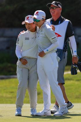 Dow Championship Midland, MI - JUNE 13: Hye-Jin Choi of the Republic of Korea (left) hugs her teammate Hyo Joo Kim of the Republic of Korea (right) on the 18th green during the third round of the Dow Championship at Midland Country Club on June 13, 2026 in Midland, Michigan. Midland Michigan United States  Copyright: xAmyxLemusx originalFilename:lemus-dowchamp260613_npwaS.jpg