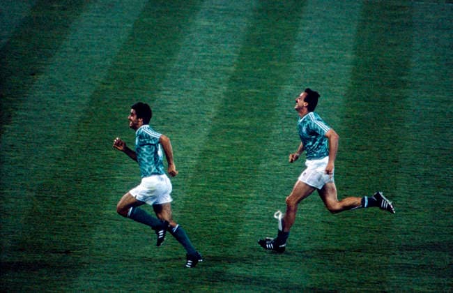 World Cup 1990 Semi-finals Germany vs England World Cup 1990 in Italy, Stadio Delle Alpi in Turin, Semi-finals Germany vs England 1 1 n v 4 3 I E Jürgen Kohler runs with a Players happy through the Playing field Turin Copyright: xUnitedxArchivesx xSvenxSimonxSportx SVS_95020001190