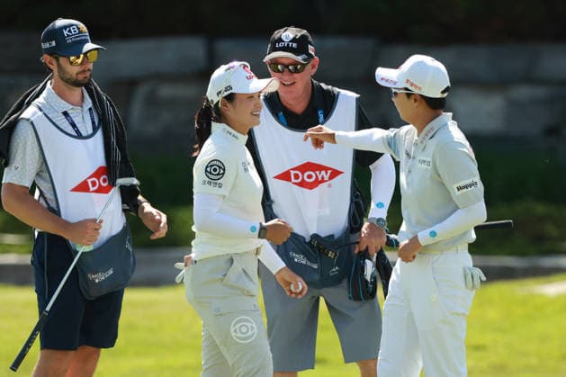 Dow Championship MIDLAND, MICHIGAN - JUNE 13: Hye-Jin Choi (L) and Hyo Joo Kim (R) of the Republic of Korea celebrate after completing the third round of the Dow Championship at Midland Country Club in Midland, Michigan, USA on Saturday, June 13, 2026. Midland Michigan United States  Copyright: xJorgexLemusx originalFilename:lemus-dowchamp260613_npNdj.jpg