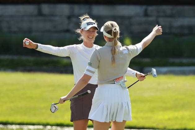 Dow Championship MIDLAND, MICHIGAN - JUNE 13: Nelly Korda of United States of America hugs her teammate Olivia Cowan of Germany after completing the third round of the Dow Championship at Midland Country Club in Midland, Michigan, USA on Saturday, June 13, 2026. Midland Michigan United States  Copyright: xJorgexLemusx originalFilename:lemus-dowchamp260613_npdwj.jpg