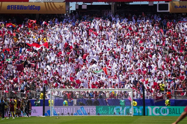 USA: Fussball FIFA World Cup, WM, Weltmeisterschaft, Fussball 2026 Gruppe B Schweiz vs Qatar Levi™s Stadium (Santa Clara, Kalifornien): Zuschauer, Fans, Tribüne, Fahne, Freude, Emotionen, Jubel bei den Fans aus Qatar *** USA Soccer FIFA World Cup 2026 Group B Switzerland vs Qatar Levi™s Stadium Santa Clara, California Spectators, fans, stands, flag, joy, emotions, cheers from Qatar fans Copyright: xJOERANxSTEINSIEKx