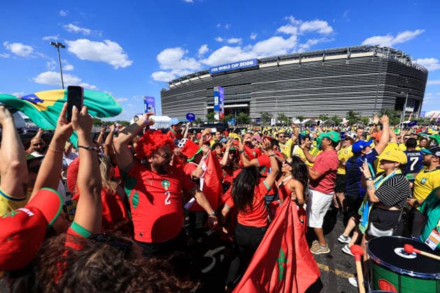 Fußball FIFA Fussball-Weltmeisterschaft Gruppe C Brasilien gegen Marokko 13. Juni 2026 FIFA Fussball-Weltmeisterschaft Gruppe C Brasilien gegen Marokko Marokko- und Brasilien-Fans versammeln sich vor dem MetLife Stadium Foto Simon Stacpoole Abseits New Jersey USA  Copyright: xSimonxStacpoolexOffside
