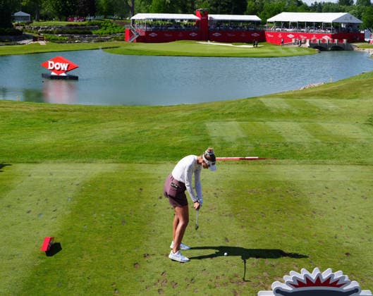 MIDLAND, MI - JUNE 13: LPGA, Golf Damen golfer Nelly Korda plays her tee shot on the 18th hole on June 13, 2026, during the third round of the LPGA Dow Championship at Midland Country Club in Midland, Michigan. (Photo by Brian Spurlock Icon Sportswire) GOLF: JUN 13 LPGA Dow Championship EDITORIAL USE ONLY Icon2606132