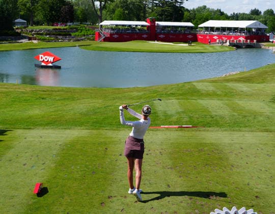 MIDLAND, MI - JUNE 13: LPGA, Golf Damen golfer Nelly Korda plays her tee shot on the 18th hole on June 13, 2026, during the third round of the LPGA Dow Championship at Midland Country Club in Midland, Michigan. (Photo by Brian Spurlock Icon Sportswire) GOLF: JUN 13 LPGA Dow Championship EDITORIAL USE ONLY Icon2606135