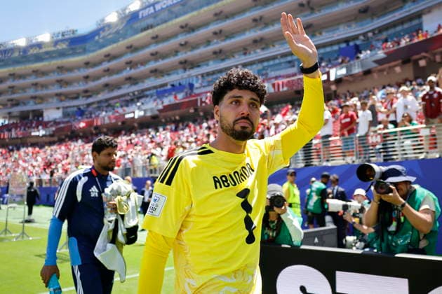 FIFA World Cup, WM, Weltmeisterschaft, Fussball 2026 - Group B - Qatar vs Switzerland Qatar s goalkeeper Mahmud Abunada greets supporters as he leaves the pitch after the FIFA World Cup 2026 group stage match Qatar against Switzerland, in San Francisco, USA, 13 June 2026. San Francisco United States  Copyright: xPETERxKLAUNZERx