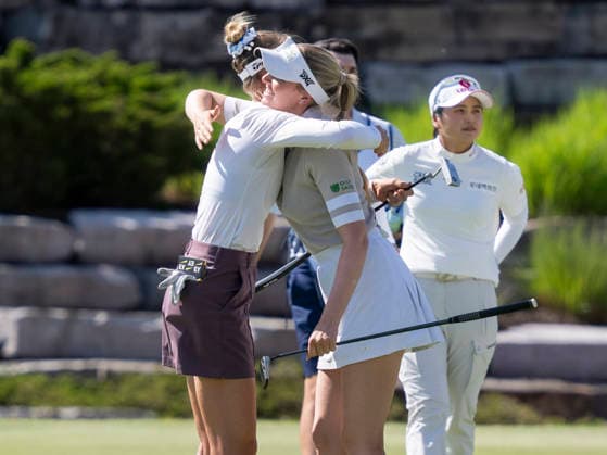 MIDLAND, MI - JUNE 13: Teammates Nelly Korda and Olivia Cowan hug after completing the 18th hole during round three of the LPGA, Golf Damen Dow Championship on June 13, 2026, at Midland Country Club in Midland, Michigan. (Photo by Joseph Weiser Icon Sportswire) GOLF: JUN 13 LPGA Dow Championship EDITORIAL USE ONLY Icon2606130443