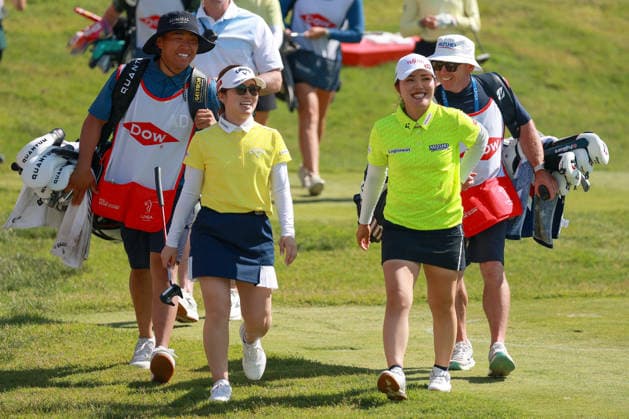 Dow Championship Midland, MI - JUNE 13: Yuna Hishimura of Japan (left) walks with her teammate Ayaka Furue of Japan (right) and their caddies to the 18th green during the third round of the Dow Championship at Midland Country Club on June 13, 2026 in Midland, Michigan. Midland Michigan United States  Copyright: xAmyxLemusx originalFilename:lemus-dowchamp260613_np6fM.jpg
