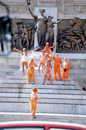 WM 1990 - Gruppenphase - Irland vs Niederlande WM 1990 in Italien, Stadio La Favorita in Palermo, Gruppenphase: Irland vs Niederlande, 1:1, Niederländische (Oranje) Fußballfans vor dem monumentalen Denkmal Monumento ai Caduti della LibertÃ in Palermo. Auf dem Bild ist ein Teil des monumentalen Ensembles auf der Piazza della Vittoria Foro Italico zu sehen, vor dem WM-Spiel Irland gegen Niederlande am 21. Juni 1990. Mit orangefarbenen Perücken posieren sie auf den Stufen des berühmten Freiheitsdenkmals des frühen 20. Jahrhunderts. Palermo Italien *** World Cup 1990 Group stage Ireland vs Netherlands World Cup 1990 in Italy, Stadio La Favorita in Palermo, Group stage Ireland vs Netherlands, 1 1, Dutch Oranje Football fans before the monumental Monument Monumento Ai Caduti Della Liberties in Palermo on the Picture is a Part the monumental Ensembles on the Piazza Della Vittoria Foro Italico to see, before the World Cup Game Ireland against Netherlands at 21 June 1990 with orange Wigs pose Them on the Levels the famous Freedom Monument the early 20 Century Palermo Italy Copyright: xUnitedxArchivesx xSvenxSimonxSportx SVS_95020001950