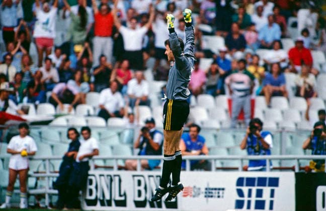 WM 1990 - Achtelfinale - Irland vs Rumänien WM 1990 in Italien, Stadio Luigi Ferraris in Genua, Achtelfinale: Irland vs Rumänien, 0:0 (5:4 i.E.), der irische Torhüter Patrick Pat Bonner mit der Nummer 1, springt hoch und jubelt nach dem Sieg im Elfmeterschießen. Genua Italien *** World Cup 1990 Eighth finals Ireland vs Romania World Cup 1990 in Italy, Stadio Luigi Ferraris in Genoa, Eighth finals Ireland vs Romania, 0 0 5 4 I E , the Irish Goalkeeper Patrick Pat Bonner with the Number 1, jumps vertical and cheering After the Victory in Penalty shootout Genoa Italy Copyright: xUnitedxArchivesx xSvenxSimonxSportx SVS_95020001999