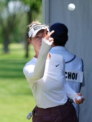 MIDLAND, MI - JUNE 13: LPGA, Golf Damen golfer Nelly Korda tosses her golf ball to her caddie on the 10th tee on June 13, 2026, during the third round of the LPGA Dow Championship at Midland Country Club in Midland, Michigan. (Photo by Brian Spurlock Icon Sportswire) GOLF: JUN 13 LPGA Dow Championship EDITORIAL USE ONLY Icon26061320