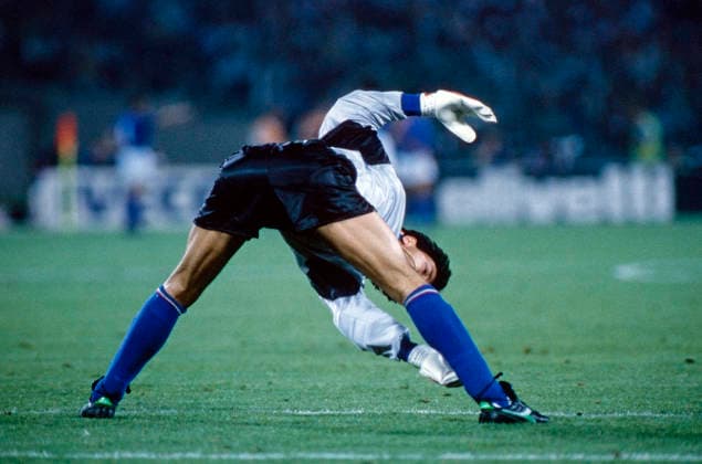 WM 1990 - Gruppenphase - Italien vs Tschechoslowakei WM 1990 in Italien, Stadio Olimpico in Rom, Gruppenphase: Italien vs Tschechoslowakei, 2:0. Walter Zenga, der Torhüter von Italien dehnt sich auf dem Spielfeld. Rom Italien *** World Cup 1990 Group stage Italy vs Czechoslovakia World Cup 1990 in Italy, Stadio Olimpico in Rome, Group stage Italy vs Czechoslovakia, 2 0 Walter Zenga, the Goalkeeper from Italy expands to on the Playing field Rome Italy Copyright: xUnitedxArchivesx xSvenxSimonxSportx SVS_95020002017