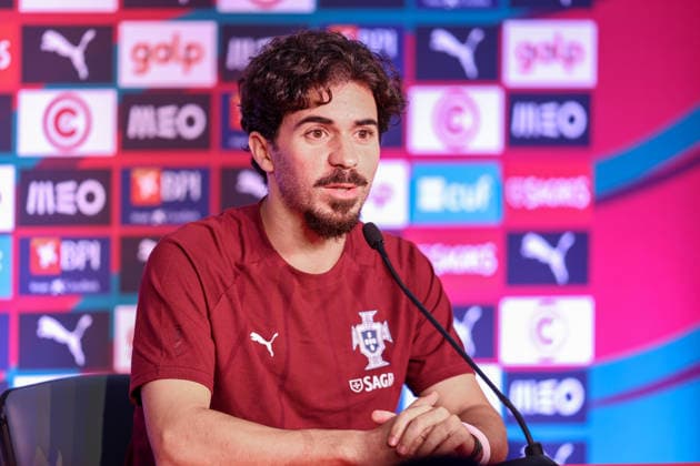 PALM BEACH GARDENS, FL - JUNE 13: Vitinha 23 of Portugal talks to the media prior to a FIFA World Cup, WM, Weltmeisterschaft, Fussball 26 Portugal team open training session at the Gardens North County District Park, Palm Beach Gardens, Florida.(Photo:Chris Arjoon) SOCCER: JUN 13 FIFA World Cup 26 - Portugal Training EDITORIAL USE ONLY Icon26061300100004