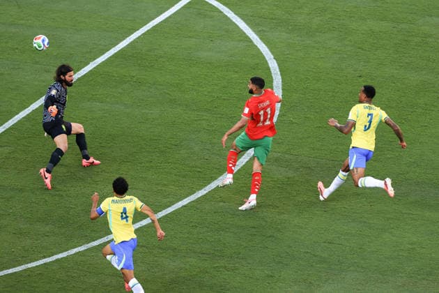 Fußball FIFA Fussball-Weltmeisterschaft Gruppe C Brasilien gegen Marokko 13. Juni 2026 FIFA Fussball-Weltmeisterschaft Gruppe C Brasilien gegen Marokko Ismael Saibari aus Marokko erzielt den ersten Treffer für Brasiliens Torwart Alisson Becker Foto Simon Stacpoole Abseits New Jersey USA  Copyright: xSimonxStacpoolexOffside