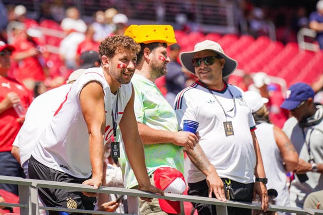 USA: Fussball FIFA World Cup, WM, Weltmeisterschaft, Fussball 2026 Gruppe B Schweiz vs Qatar Levi™s Stadium (Santa Clara, Kalifornien): Schweizer Fans, Zuschauer, Fanporträt, Fankultur, Supporter, rot-weiße Gesichtsbemalung, Fanartikel, Käsehut, Sonnenhut, Sonnenbrille, Sommer, Matchday, Tribüne, Emotionen, Nationalmannschaft, Soccer, Football, World Cup, internationale Fans, Menschen, Stadionatmosphäre, Großveranstaltung, Symbolfoto. *** USA Soccer FIFA World Cup 2026 Group B Switzerland vs Qatar Levi™s Stadium Santa Clara, California Swiss fans, spectators, fan portrait, fan culture, supporter, red and white face paint, fan merchandise, cheese hat, sun hat, sunglasses, summer, matchday, grandstand, emotions, national team, soccer, football, World Cup, international fans, people, stadium atmosphere, major event, symbolic photo Copyright: xJOERANxSTEINSIEKx