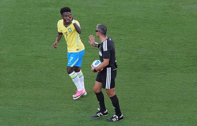 Vinicius Junior of Brazil questions referee Slavko Vincic as he asks for a card to be shown to a Morocco player Brazil v Morocco, 2026 FIFA World Cup, WM, Weltmeisterschaft, Fussball Group C, Football, New York New Jersey Stadium, East Rutherford, New Jersey, USA - 13 Jun 2026East Rutherford New York New Jersey Stadium New Jersey (NJ) United States of America EDITORIAL USE ONLY No use with unauthorised audio, video, data, fixture lists, club league logos or live services. Online in-match use limited to 120 images, no video emulation. No use in betting, games or single club league player publications.  Copyright: xIsmaelxAdnan Shutterstockx 16924266aa