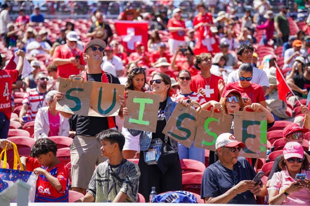 USA: Fussball FIFA World Cup, WM, Weltmeisterschaft, Fussball 2026 Gruppe B Schweiz vs Qatar Levi™s Stadium (Santa Clara, Kalifornien): Schweizer Fans, Fanaktion, Zuschauer, Familien, Kinder, selbstgebastelte Schilder, Supporter, Fankultur, Schweizer Fahnen, rot-weiße Kleidung, Tribüne, Matchday, Emotionen, Nationalmannschaft, Menschenmenge, Sommer, Stadionatmosphäre, Soccer, Football, World Cup, Großveranstaltung, internationale Fans, Symbolfoto. *** USA Soccer FIFA World Cup 2026 Group B Switzerland vs Qatar Levi™s Stadium Santa Clara, California Swiss fans, fan action, spectators, families, children, homemade signs, supporters, fan culture, Swiss flags, red and white clothing, grandstand, matchday, emotions, national team, crowd, summer, stadium atmosphere, soccer, football, World Cup, major event, international fans, symbolic photo Copyright: xJOERANxSTEINSIEKx