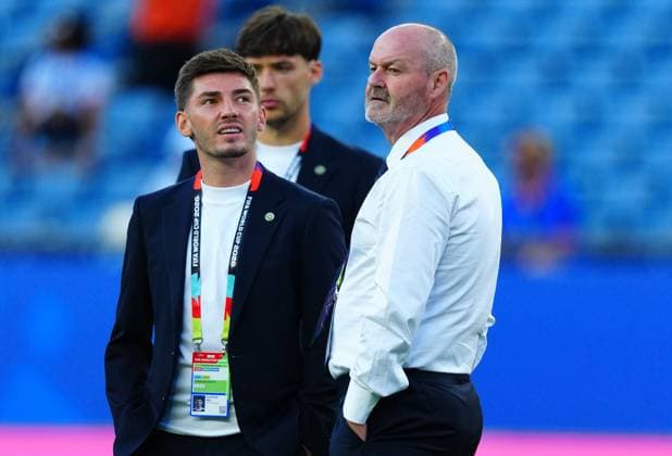Scotland manager Steve Clarke and Billy Gilmour in a leg brace on the pitch ahead of kick off Haiti v Scotland, 2026 FIFA World Cup, WM, Weltmeisterschaft, Fussball Group C, Football, Boston Stadium, Foxborough, Massachusetts, USA - 13 Jun 2026Foxborough Boston Stadium Massachusetts (MA) United States of America EDITORIAL USE ONLY No use with unauthorised audio, video, data, fixture lists, club league logos or live services. Online in-match use limited to 120 images, no video emulation. No use in betting, games or single club league player publications.  Copyright: xJavierxGarcia Shutterstockx 16924166ab