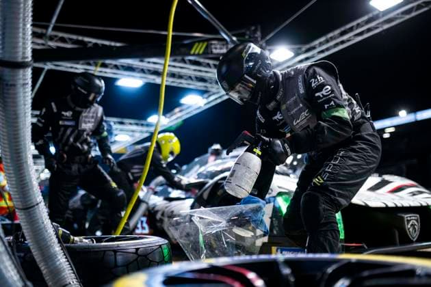 24 HEURES DU MANS 2026 - RACE - SUNDAY 93 DI RESTA Paul (gbr), VANDOORNE Stoffel (bel), CASSIDY Nick (nzl), Peugeot TotalEnergies, Peugeot 9X8 93, Hypercar, pitstop, arrÃªt aux stands during the 24 Hours of Le Mans 2026, 3rd round of the 2026 FIA World Endurance Championship, on June 14, 2026 on the Circuit des 24 Heures du Mans in Le Mans, France - Le MansFrance  Copyright: xFabrizioxBoldonix