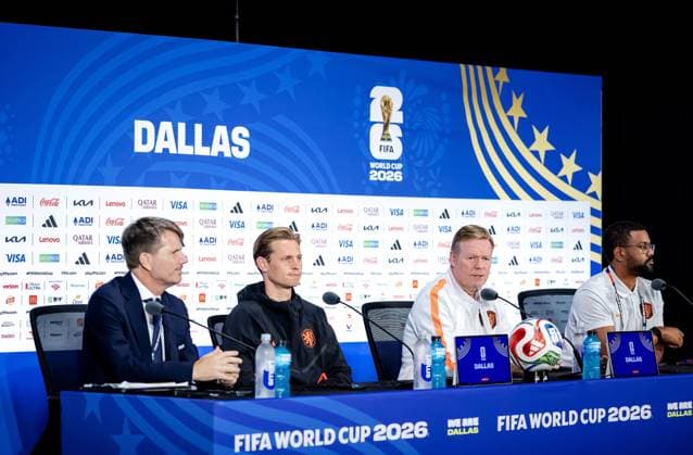 ARLINGTON - Frenkie de Jong of the Netherlands and national coach Ronald Koeman during a press conference, PK, Pressekonferenz of the Dutch national team, Nationalteam on June 13, 2026, at Dallas Stadium, Arlington, Texas. For the Dutch team, the World Cup begins with a match against Japan. KOEN VAN WEEL ANP xVIxANPxSportx xxANPxIVx 560943961 originalFilename: 560943961.jpg