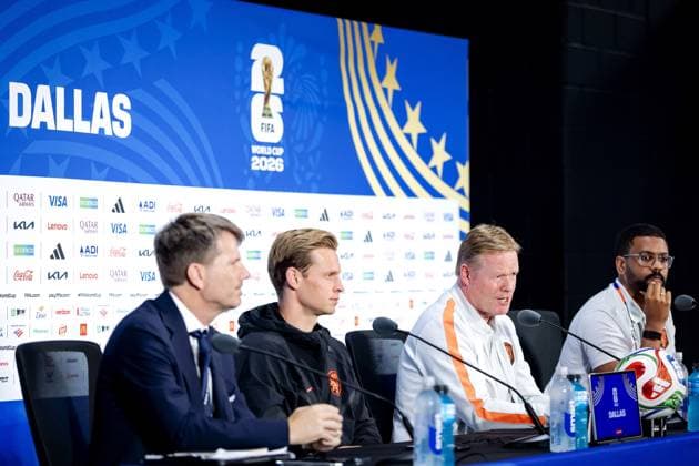 ARLINGTON - Frenkie de Jong of the Netherlands and national coach Ronald Koeman during a press conference, PK, Pressekonferenz of the Dutch national team, Nationalteam on June 13, 2026, at Dallas Stadium, Arlington, Texas. For the Dutch team, the World Cup begins with a match against Japan. KOEN VAN WEEL ANP xVIxANPxSportx xxANPxIVx 560943964 originalFilename: 560943964.jpg