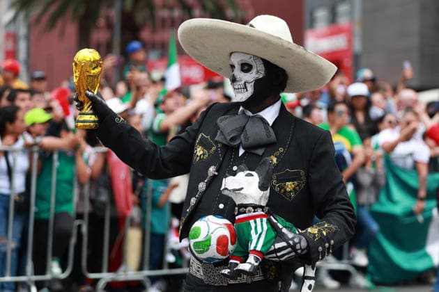 World Cup parade held in Mexico City MEXICO CITY, MEXICO - JUNE 13: A man holds a figure of the World Cup trophy during a World Cup parade, in Mexico City, Mexico on June 13, 2026. Thousands of participants, including dancers, football-themed floats and giant inflatable figures, took part in the World Cup parade as part of the cultural activities organized by the Mexico City government during the World Cup. Daniel Cardenas Anadolu Mexico City Mexico. Editorial use only. Please get in touch for any other usage.  Copyright: x2026xAnadoluxDanielxCardenasx