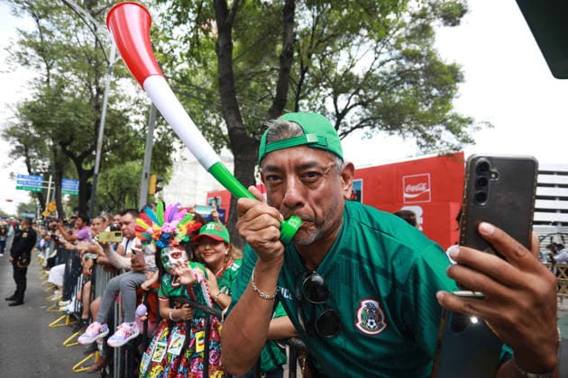 World Cup parade held in Mexico City MEXICO CITY, MEXICO - JUNE 13: Spectators watch the World Cup parade, in Mexico City, Mexico on June 13, 2026. Thousands of participants, including dancers, football-themed floats and giant inflatable figures, took part in the World Cup parade as part of the cultural activities organized by the Mexico City government during the World Cup. Daniel Cardenas Anadolu Mexico City Mexico. Editorial use only. Please get in touch for any other usage.  Copyright: x2026xAnadoluxDanielxCardenasx