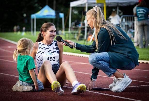 Merck Laufgala Pfungstadt, 13 06 2026 Interview with 1500m winner Gesa Felicitas Krause GER Silvesterlauf Trier with presenter Chantal Buschung To the left of Krause kneels her daughter Lola Merck Laufgala on 13 06 2026 in the TSV stadium in Pfungstadt Hesse Copyright: xBEAUTIFULxSPORTS R.xSchmittx