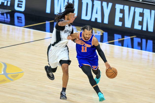 NBA, Basketball Herren, USA Finals Game 5 - New York Knicks at San Antonio Spurs New York Knicks guard Jalen Brunson (R) dribbles past San Antonio Spurs guard Stephon Castle (L) during Game 5 of the NBA Finals between the San Antonio Spurs and the New York Knicks in San Antonio, Texas, USA, 13 June 2026. San Antonio United States  Copyright: xADAMxDAVISx