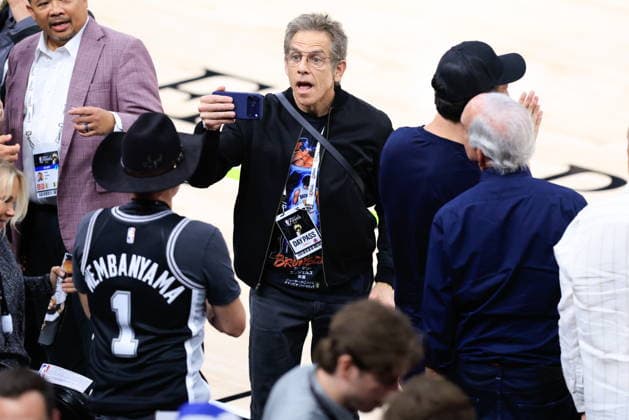 NBA, Basketball Herren, USA Finals Game 5 - New York Knicks at San Antonio Spurs US actor Ben Stiller films fans prior to Game 5 of the NBA Finals between the San Antonio Spurs and the New York Knicks in San Antonio, Texas, USA, 13 June 2026. San Antonio United States  Copyright: xADAMxDAVISx