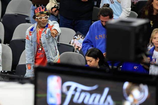 NBA, Basketball Herren, USA Finals Game 5 - New York Knicks at San Antonio Spurs Director Spike Lee talks with fans prior to Game 5 of the NBA Finals between the San Antonio Spurs and the New York Knicks in San Antonio, Texas, USA, 13 June 2026. San Antonio United States  Copyright: xADAMxDAVISx