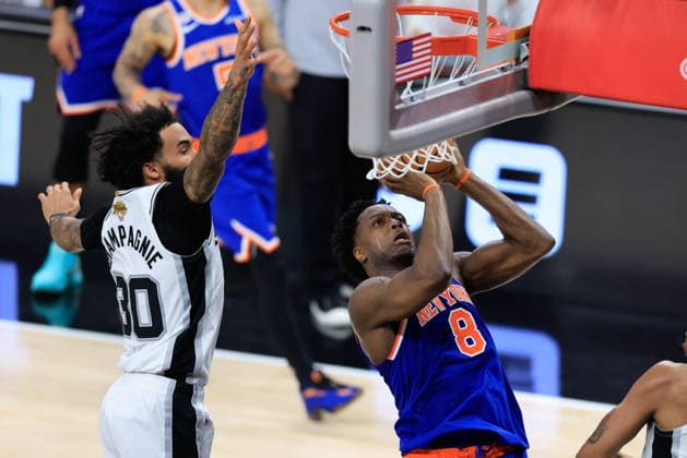 NBA, Basketball Herren, USA Finals Game 5 - New York Knicks at San Antonio Spurs New York Knicks forward OG Anunoby (R) makes a layup over San Antonio Spurs forward Julian Champagnie (L) during Game 5 of the NBA Finals between the San Antonio Spurs and the New York Knicks in San Antonio, Texas, USA, 13 June 2026. San Antonio United States  Copyright: xADAMxDAVISx