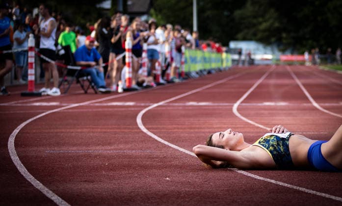Merck Laufgala Pfungstadt, 13 06 2026 Exhausted Lara Tortell GER Athletics Team Karben lies behind the finish line after her 800m race on the Merck Laufgala tartan track on 13 06 2026 at the TSV Stadium in Pfungstadt, Hesse Copyright: xBEAUTIFULxSPORTS R.xSchmittx
