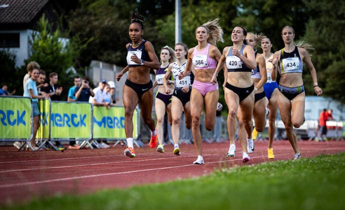 Merck Laufgala Pfungstadt, 13 06 2026 In the final sprint The field of the womens 800m B race with from left Natalie Füllgraf GER Cologne Athletics , Alica Schmidt GER SCC Berlin , Natalia Issler SUI Switzerland and Fiona Von Flüe SUI Switzerland Merck Laufgala on 13 06 2026 at the TSV Stadium in Pfungstadt Hesse Copyright: xBEAUTIFULxSPORTS R.xSchmittx