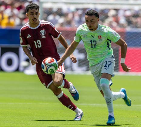 June 13 2026, Santa Clara, California, USA: Qatar defender AYOUB AL-OUI (13) and Switzerland midfielder RUBEN VARGAS (17) battle for the ball during the FIFA World Cup, WM, Weltmeisterschaft, Fussball game between Qatar and Switzerland. Santa Clara USA - ZUMAc04_ 20260613_zma_c04_099 Copyright: xThurmanxJamesx