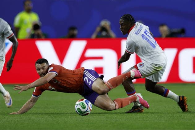 FIFA World Cup, WM, Weltmeisterschaft, Fussball 2026 - Group C - Haiti vs Scotland John McGinn of Scotland (L) in action against Jean-Ricner Bellegarde of Haiti (R) during the FIFA World Cup 2026 group stage match Haiti against Scotland, in Foxborough, Massachusetts, USA, 13 June 2026. BOSTON United States  Copyright: xGREGxM.xCOOPERx