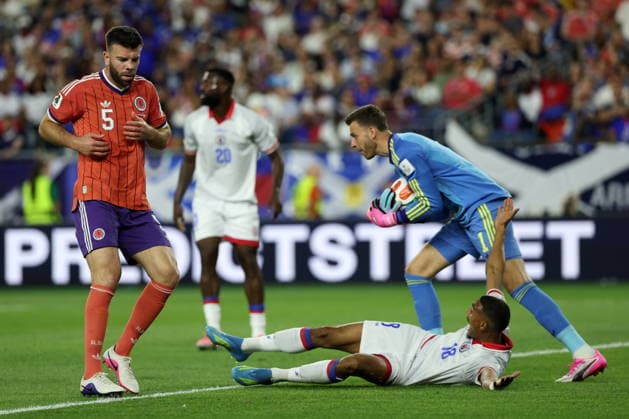 FIFA World Cup, WM, Weltmeisterschaft, Fussball 2026 - Group C - Haiti vs Scotland Wilson Isidor of Haiti (C) gestures next to Grant Hanley (L) and goalkeeper Angus Gunn of Scotland (R) during the FIFA World Cup 2026 group stage match Haiti against Scotland, in Foxborough, Massachusetts, USA, 13 June 2026. BOSTON United States  Copyright: xGREGxM.xCOOPERx