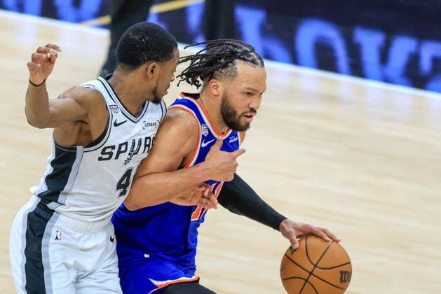 NBA, Basketball Herren, USA Finals Game 5 - New York Knicks at San Antonio Spurs New York Knicks guard Jalen Brunson (R) dribbles past San Antonio Spurs guard De Aaron Fox (L) during Game 5 of the NBA Finals between the San Antonio Spurs and the New York Knicks in San Antonio, Texas, USA, 13 June 2026. San Antonio United States  Copyright: xADAMxDAVISx