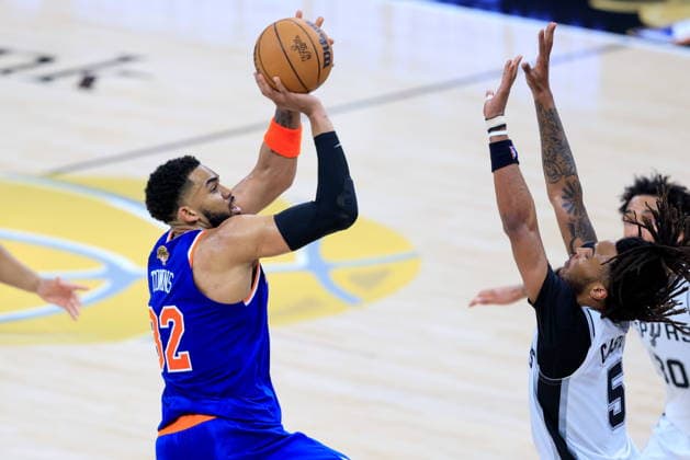 NBA, Basketball Herren, USA Finals Game 5 - New York Knicks at San Antonio Spurs New York Knicks center Karl-Anthony Towns (L) takes a shot over San Antonio Spurs guard Stephon Castle (R) during Game 5 of the NBA Finals between the San Antonio Spurs and the New York Knicks in San Antonio, Texas, USA, 13 June 2026. San Antonio United States  Copyright: xADAMxDAVISx