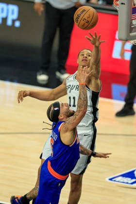 NBA, Basketball Herren, USA Finals Game 5 - New York Knicks at San Antonio Spurs New York Knicks guard Jose Alvarado (L) takes a shot over San Antonio Spurs forward Carter Bryant (R) during Game 5 of the NBA Finals between the San Antonio Spurs and the New York Knicks in San Antonio, Texas, USA, 13 June 2026. San Antonio United States  Copyright: xADAMxDAVISx