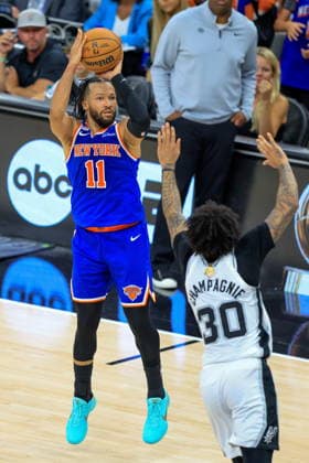 NBA, Basketball Herren, USA Finals Game 5 - New York Knicks at San Antonio Spurs New York Knicks guard Jalen Brunson (L) takes a shot over San Antonio Spurs forward Julian Champagnie (R) during Game 5 of the NBA Finals between the San Antonio Spurs and the New York Knicks in San Antonio, Texas, USA, 13 June 2026. San Antonio United States  Copyright: xADAMxDAVISx