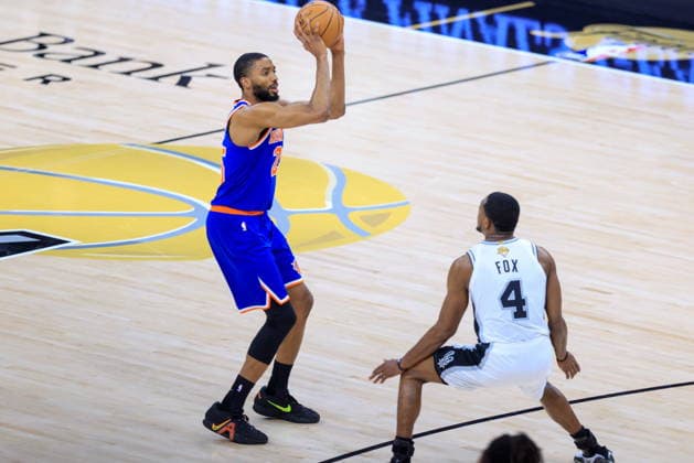NBA, Basketball Herren, USA Finals Game 5 - New York Knicks at San Antonio Spurs New York Knicks guard Mikal Bridges (L) in action during Game 5 of the NBA Finals between the San Antonio Spurs and the New York Knicks in San Antonio, USA, 13 June 2026. San Antonio United States  Copyright: xADAMxDAVISx